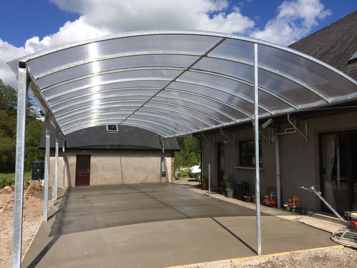 Carport met gebogen dak van polycarbonaat kanaalplaat